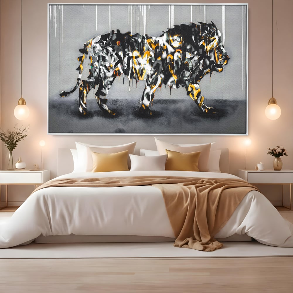 Tablou canvas cu tablou canvas cu leu in stil graffiti, in rama de aluminiu argintiu, pe perete intr-un dormitor